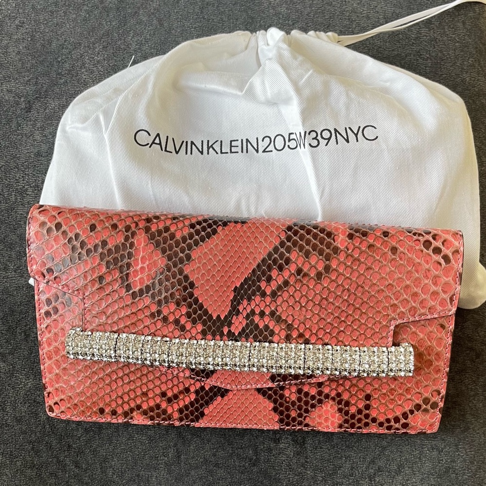 CALVIN KLEIN 205W39NYC
Crystal-Embellished Python Clutch Bag